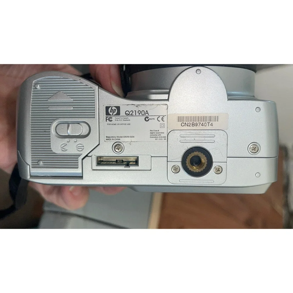 Vintage 2003 HP Photosmart 850  Digital Camera & Dock